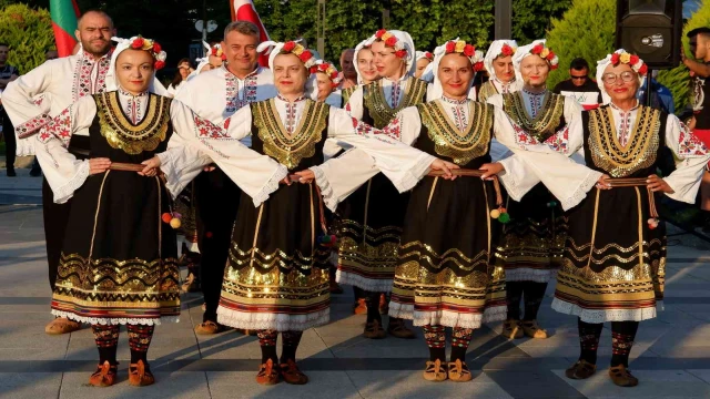 Yerli ve yabancı halk dans gruplarının gösterileri ilgiyle izlendi