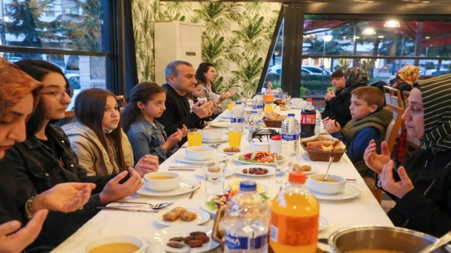 Yetim ve öksüz çocuklar ile iftar sofrasında buluştu