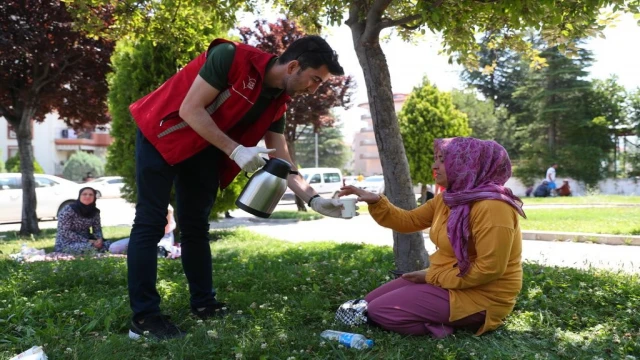 YKS’ye giren öğrencilere ve ailelerine ikram