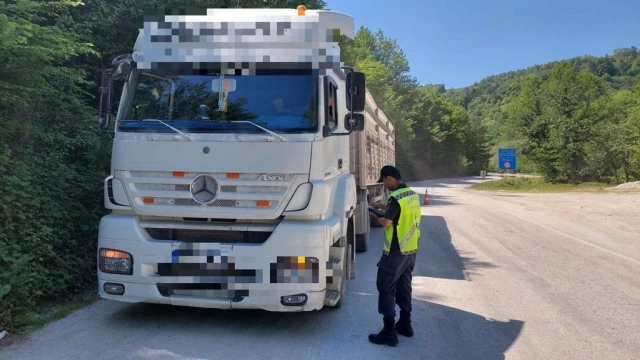 Yolcu ve yük taşıyan araçlara jandarmadan sıkı denetim