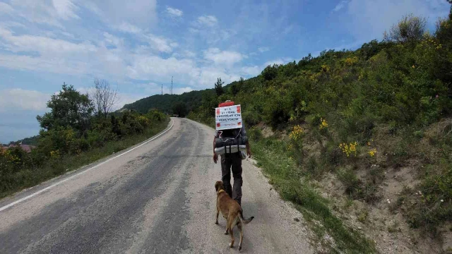 Yoldaş isimli köpeğiyle 81 ili ziyaret edip, her ilde bir fidan dikiyor