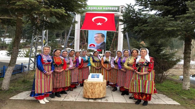 Yöresel kıyafetlerini giyip kliple Cumhurbaşkanı Erdoğan’ın doğum gününü kutladılar