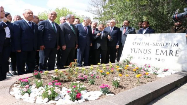 Yunus Emre, kabri başında anıldı