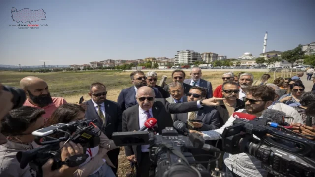 Zafer Partisi Genel Başkanı Prof. Dr. Ümit Özdağ, Nüfus ve Vatandaşlık İşleri Genel Müdürlüğü önünde önemli bir basın açıklaması yaptı.