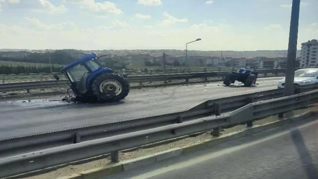 Zincirleme trafik kazasında ikiye bölünen traktörün sürücüsü yaralandı