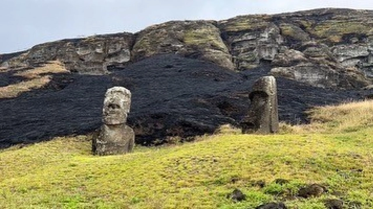 UNESCO listesindeki Moai heykelleri yangında büyük hasar gördü