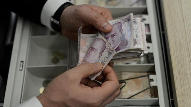 2025 asgari ücret zammı açıklandı! Net maaş 22.104 TL oldu. Zamlı maaşların ne zaman yatacağı, brüt ücret, işveren maliyeti ve diğer detaylar haberimizde.