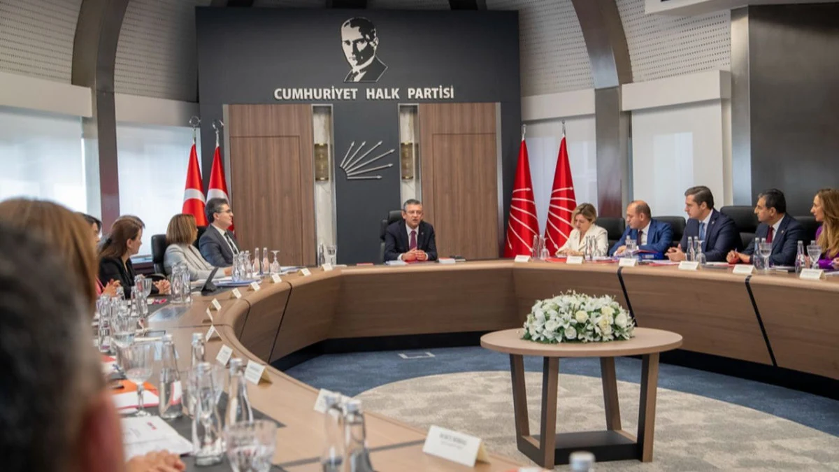 2025 asgari ücretinin açıklanmasının ardından CHP lideri Özgür Özel, hükümeti eleştirerek "Enflasyona ezdirildiler" ifadelerini kullandı. MYK toplantısı sonrası yol haritası belirlenecek.