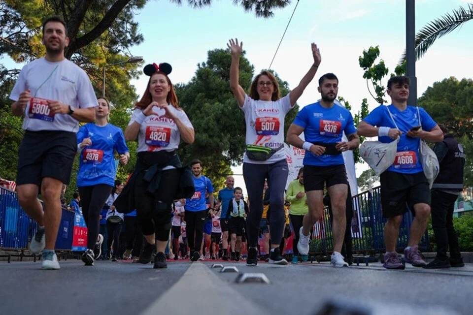 İzmir Valiliği, maraton, koşu gibi etkinliklerin şehir trafiğini olumsuz etkilemesi nedeniyle şehir merkezinde bu tür organizasyonların yapılmamasını kararlaştırdı. Karar, trafik akışını rahatlatmayı hedefliyor.