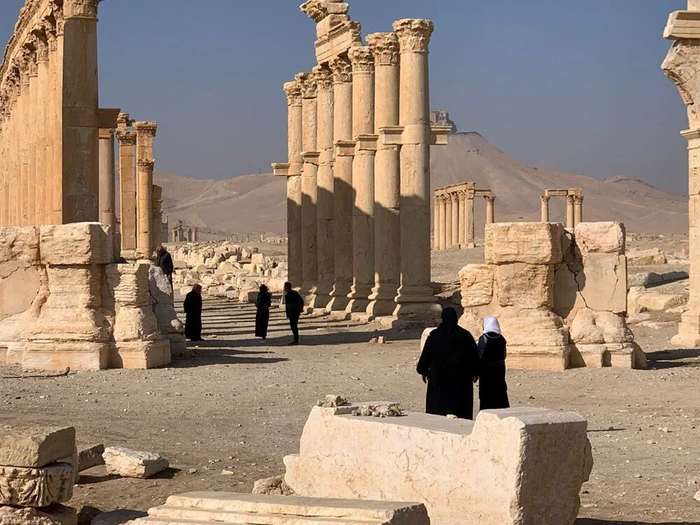 Palmira Antik Kenti, DAEŞ saldırılarının ardından yeniden doğuyor. Tarihi ve kültürel mirasıyla ünlü kent, bölge halkının umuduyla eski ihtişamına kavuşmayı hedefliyor.